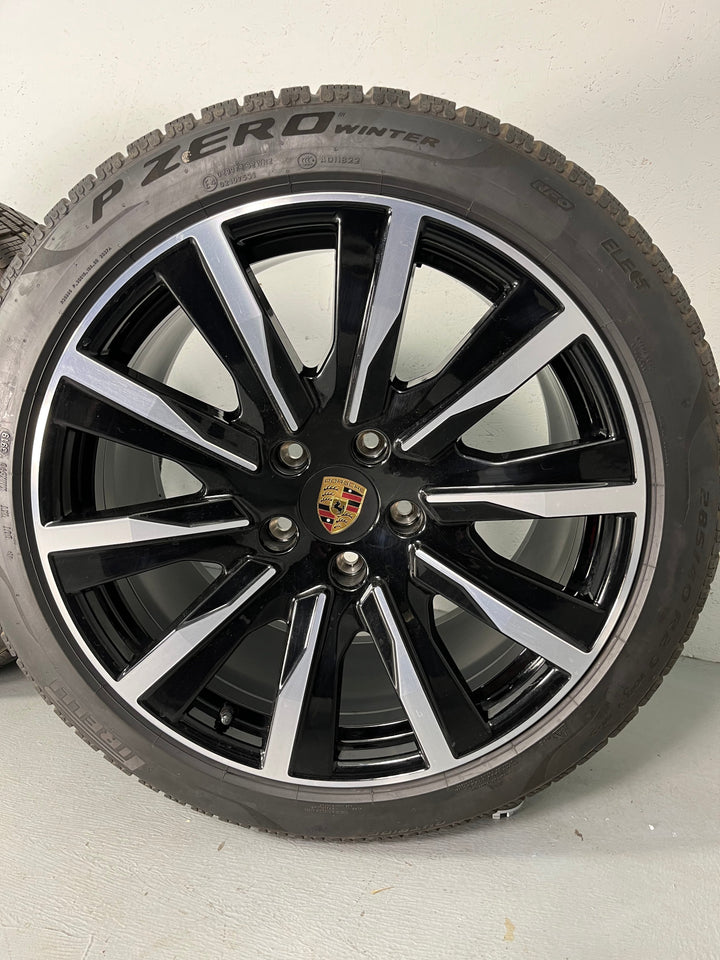 Porsche Taycan 20 Zoll Tequipment Design Winterräder Pirelli DOT2021/22