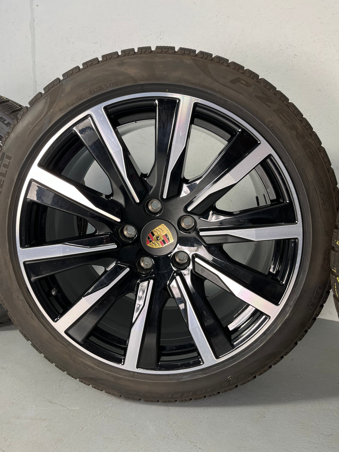 Porsche Taycan 20 Zoll Tequipment Design Winterräder Pirelli DOT2021/22