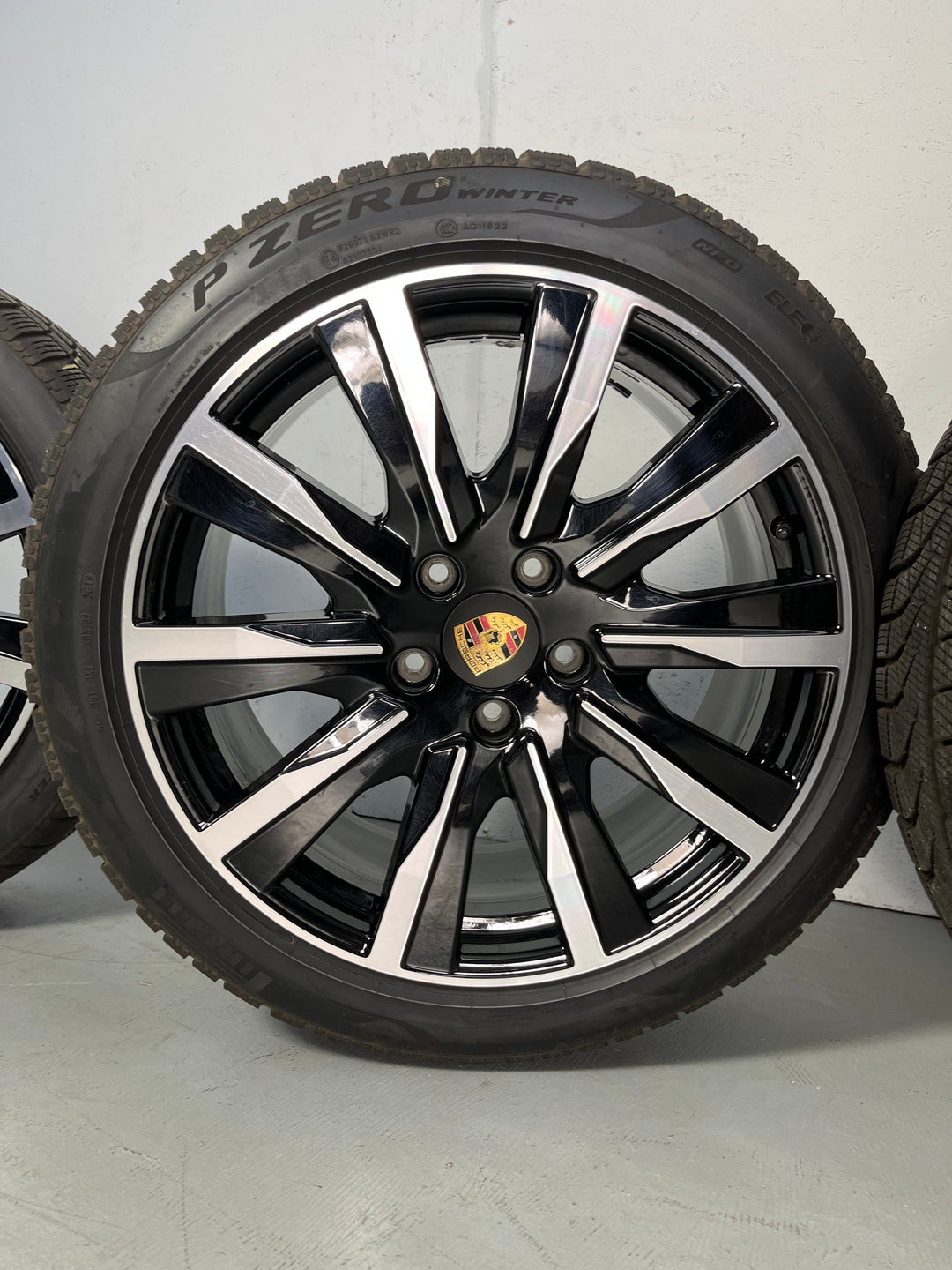 Porsche Taycan 20 Zoll Tequipment Design Winterräder Pirelli DOT2021/22