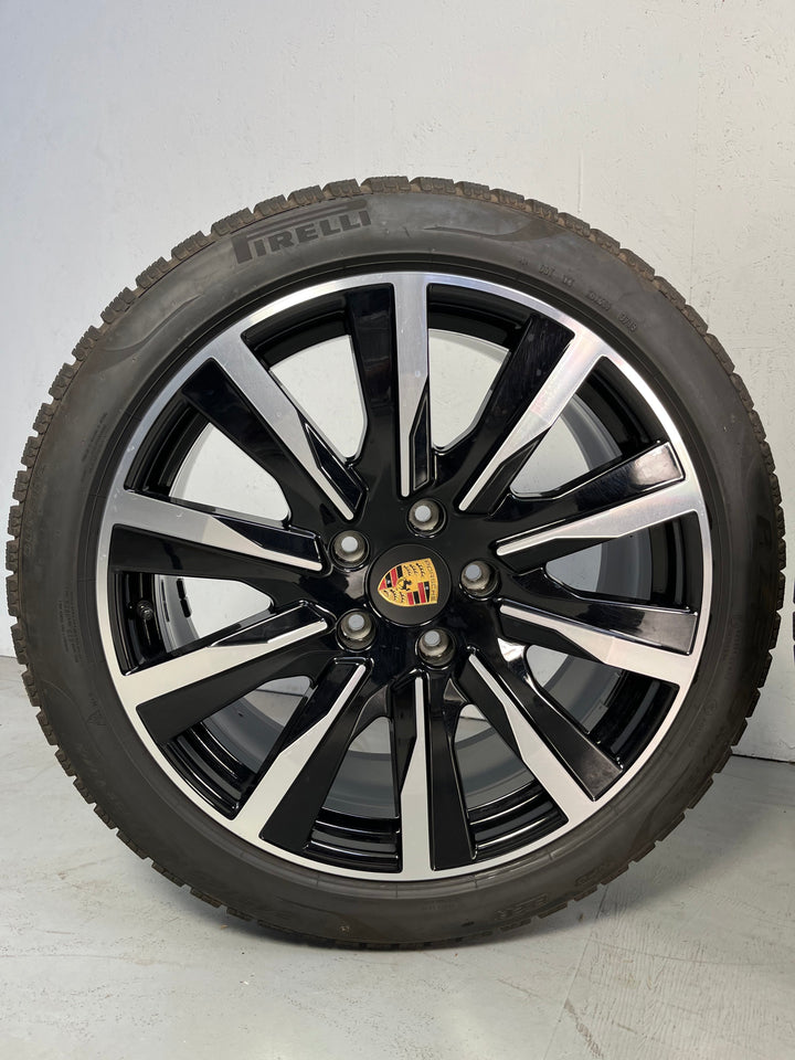 Porsche Taycan 20 Zoll Tequipment Design Winterräder Pirelli DOT2021/22