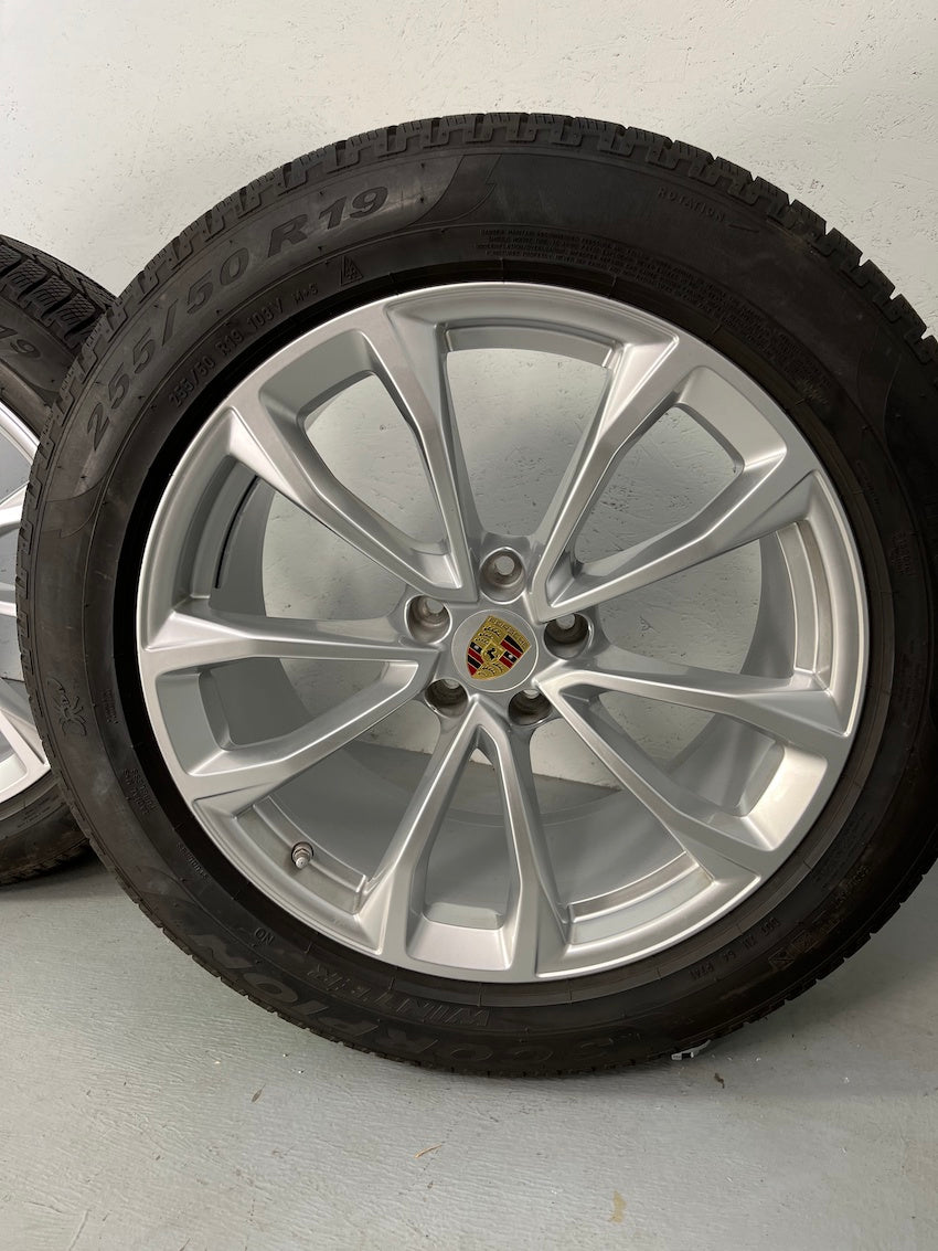 Porsche Macan III 19 Zoll Design Winter Räder Pirelli DOT2022