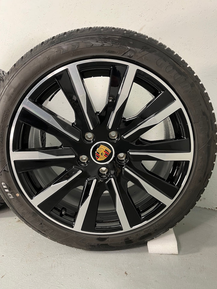 Porsche Taycan 20 Zoll Tequipment Design Winterräder Goodyear DOT2023 6,5-7mm