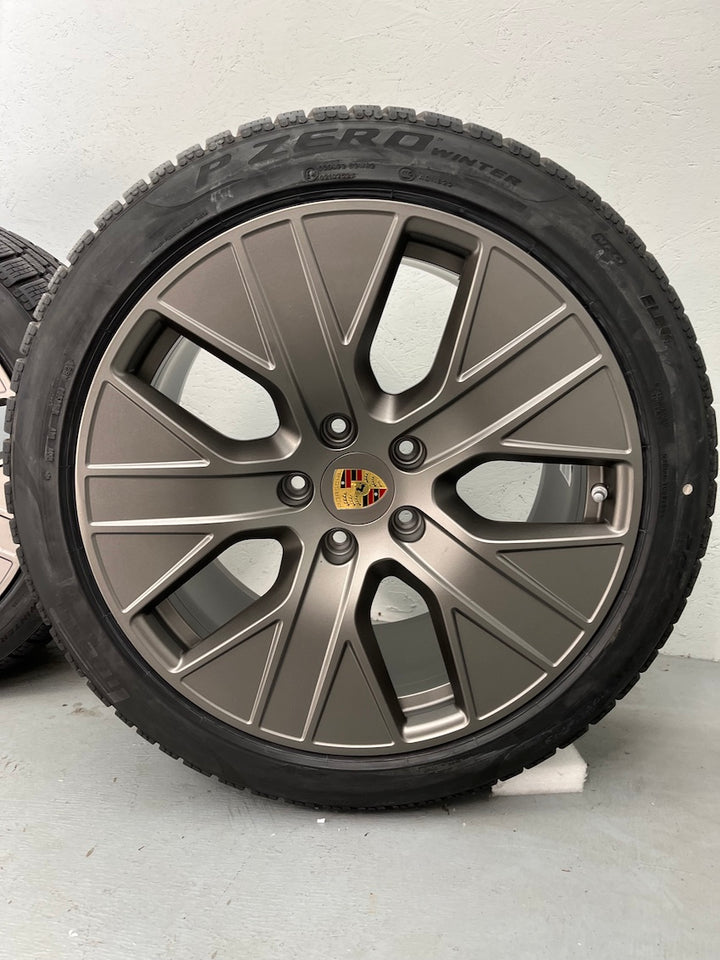 Porsche Taycan 20 Zoll TURBO AERO Winter Pirelli PLATINUM NEUREIFEN