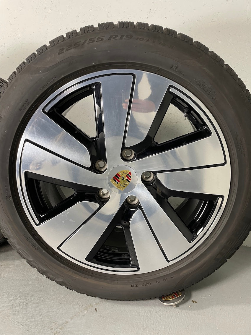 Porsche Taycan J1 19 Zoll Aero Winterräder Pirelli MwSt. awb.