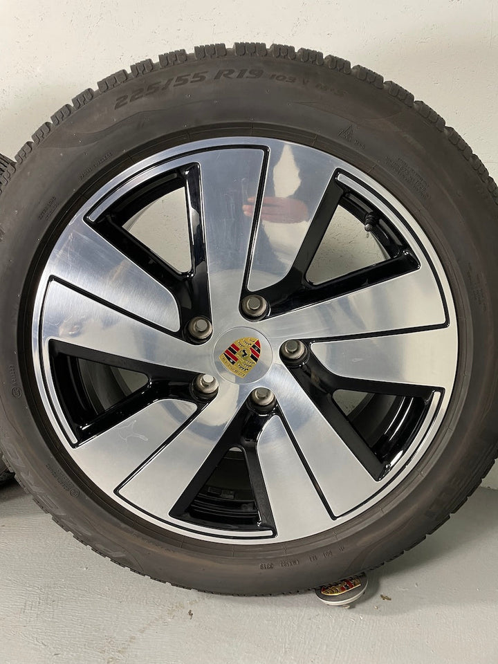 Porsche Taycan J1 19 Zoll Aero Winterräder Pirelli MwSt. awb.
