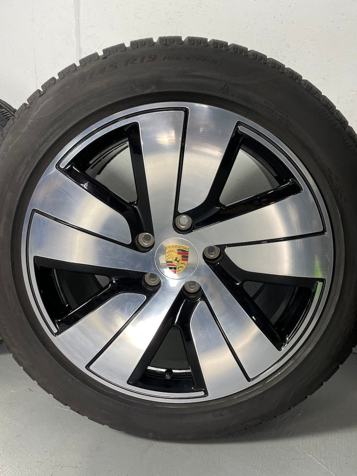 Porsche Taycan J1 19 Zoll Aero Winterräder Pirelli MwSt. awb.