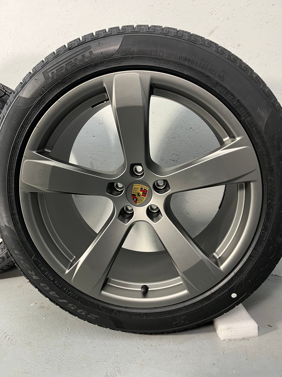 Porsche Macan III 20 Zoll SPORT WINTER RÄDER Pirelli 7mm DOT aus 2023