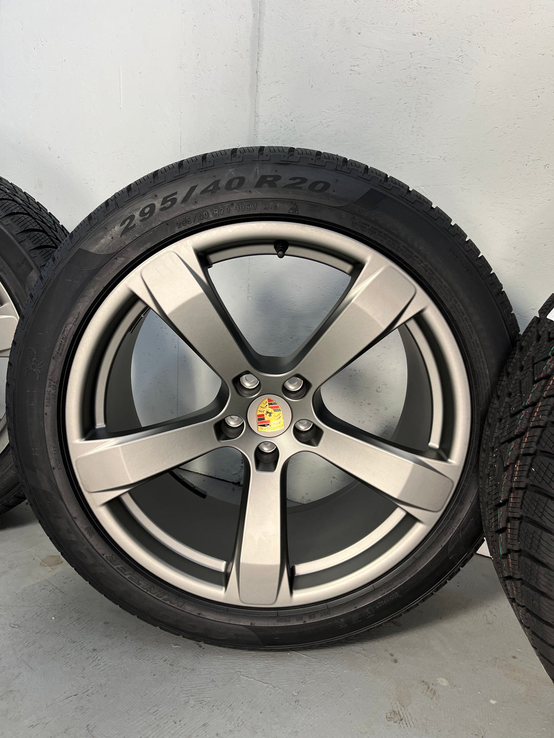 Porsche Macan III 20 Zoll SPORT WINTER RÄDER Pirelli 7mm DOT aus 2023