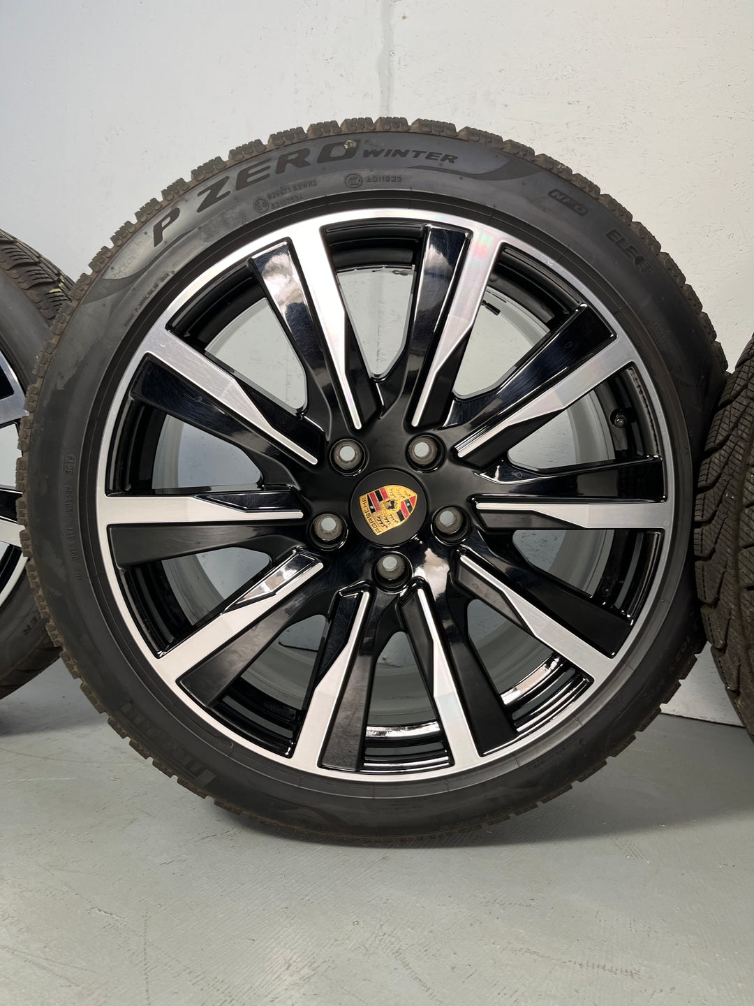 Porsche Taycan 20 Zoll Tequipment Design Winterräder Pirelli MwSt.